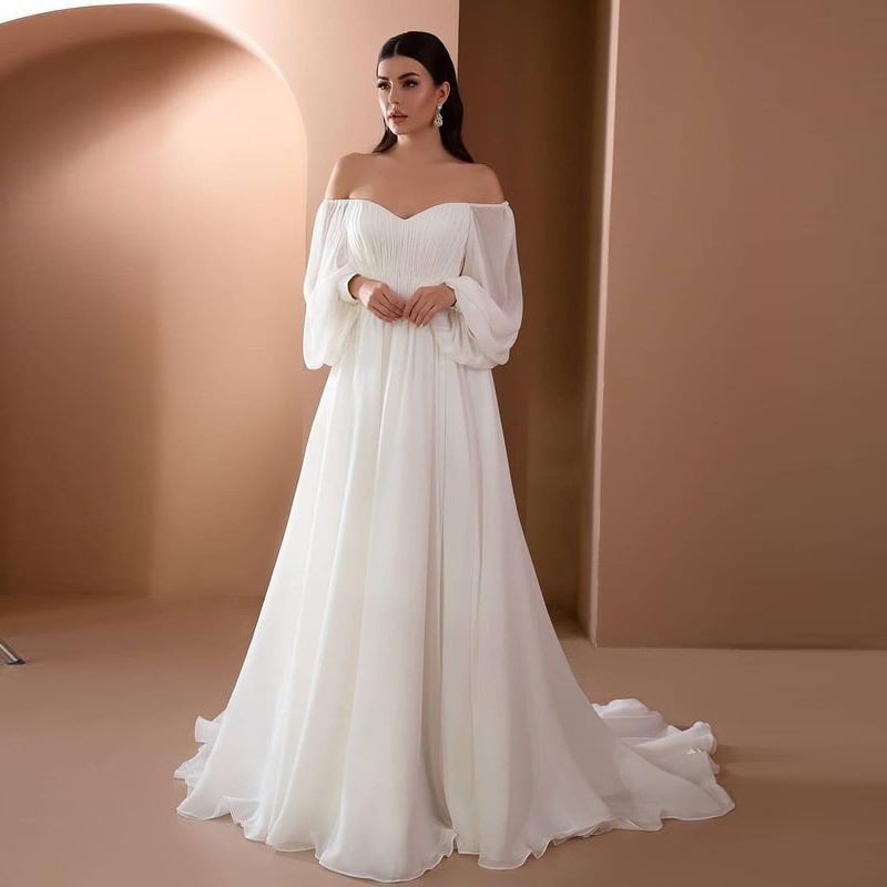 Abito da sposa elegante con scollo a cuore e maniche lunghe in chiffon bianco, design moderno, perfetto per matrimoni romantici e cerimonie nuziali.