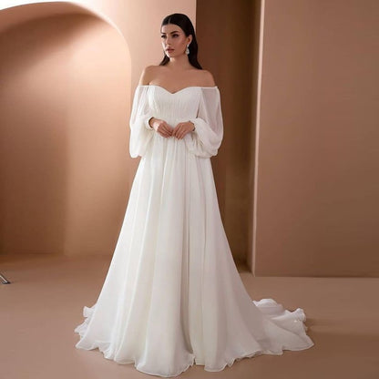 Abito da sposa elegante con scollo a cuore e maniche lunghe in chiffon bianco, design moderno, perfetto per matrimoni romantici e cerimonie nuziali.