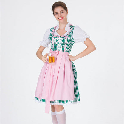 Donna in costume tradizionale bavarese con abito a quadri verdi e grembiule rosa, tiene un boccale di birra. Oktoberfest, abbigliamento tradizionale.