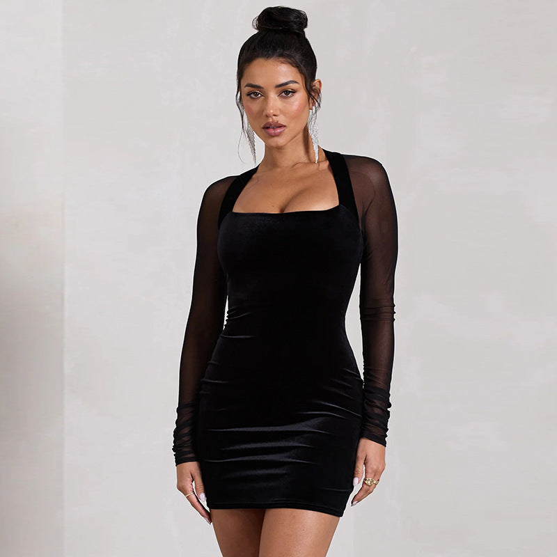 Donna in abito nero aderente con maniche trasparenti, capelli raccolti. Moda elegante, abbigliamento da sera, stile sofisticato.