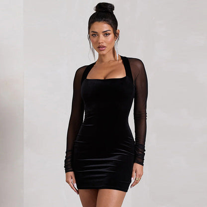 Donna in abito nero aderente con maniche trasparenti, capelli raccolti. Moda elegante, abbigliamento da sera, stile sofisticato.