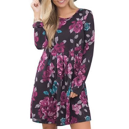 Abito floreale donna a maniche lunghe, sfondo nero con fiori rosa e viola. Moda femminile, abbigliamento casual elegante, tendenza autunnale.