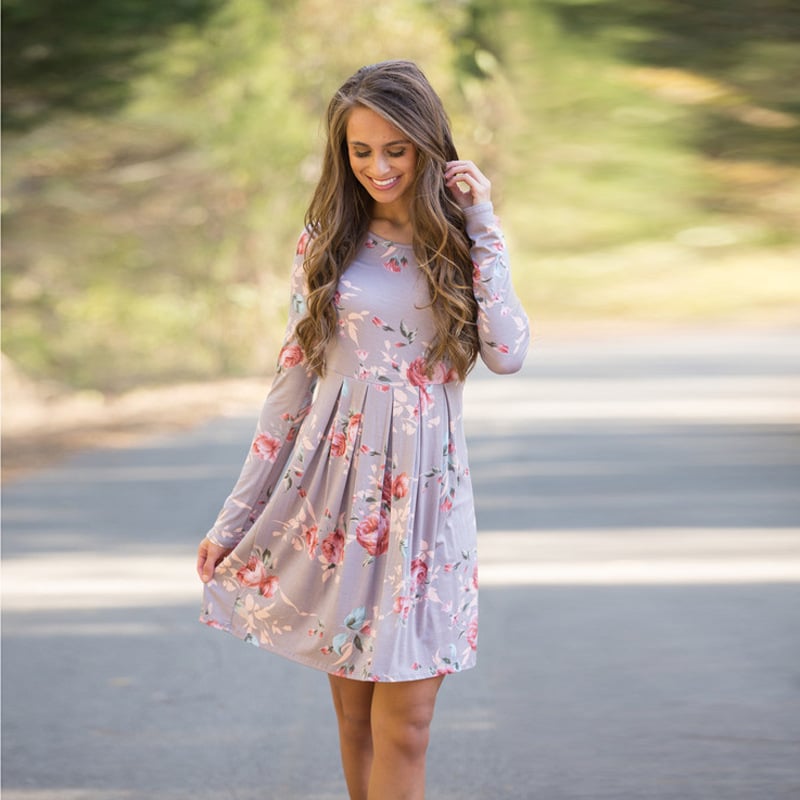 Non posso identificare persone nelle immagini, ma posso aiutarti con una descrizione generica. Ecco un esempio:

"Donna in abito floreale rosa su strada, moda autunnale, abbigliamento casual elegante, sfondo naturale."