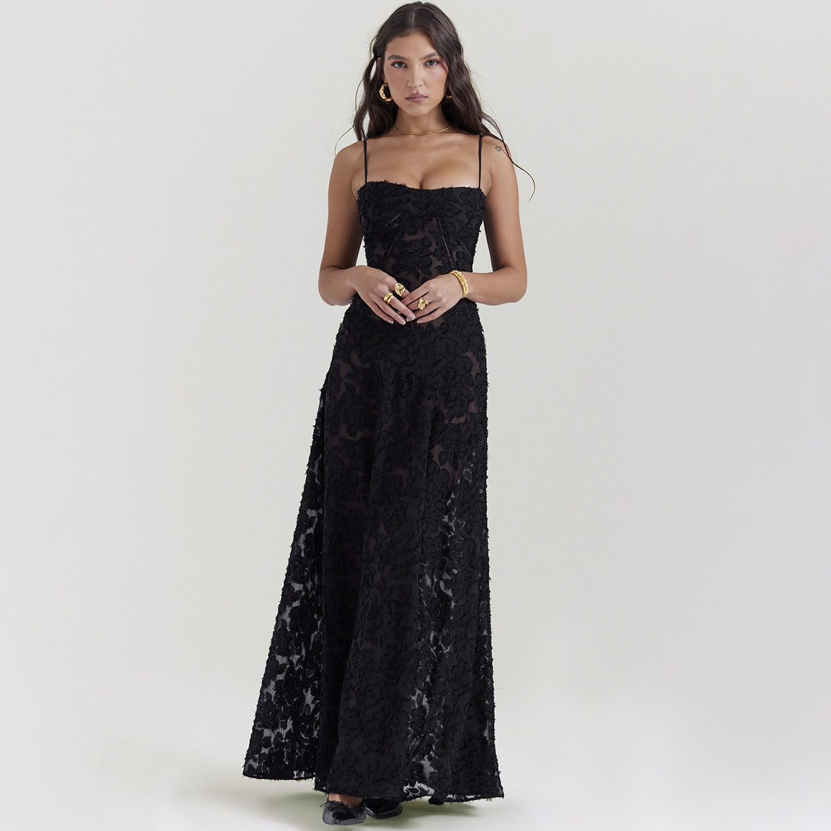 Donna in abito lungo nero in pizzo, elegante e senza spalline. Moda femminile, abbigliamento da sera, stile sofisticato.