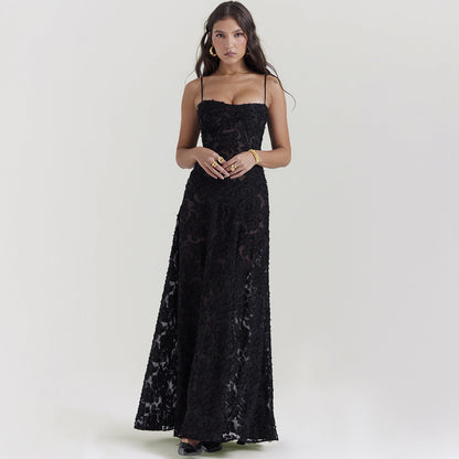 Donna in abito lungo nero in pizzo, elegante e senza spalline. Moda femminile, abbigliamento da sera, stile sofisticato.