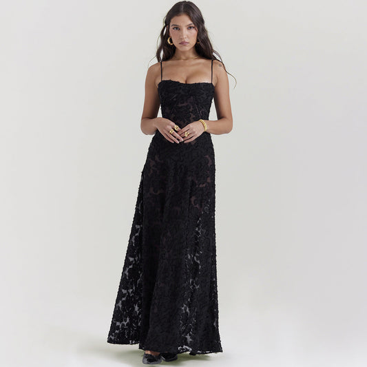 Donna in abito lungo nero in pizzo, elegante e senza spalline. Moda femminile, abbigliamento da sera, stile sofisticato.