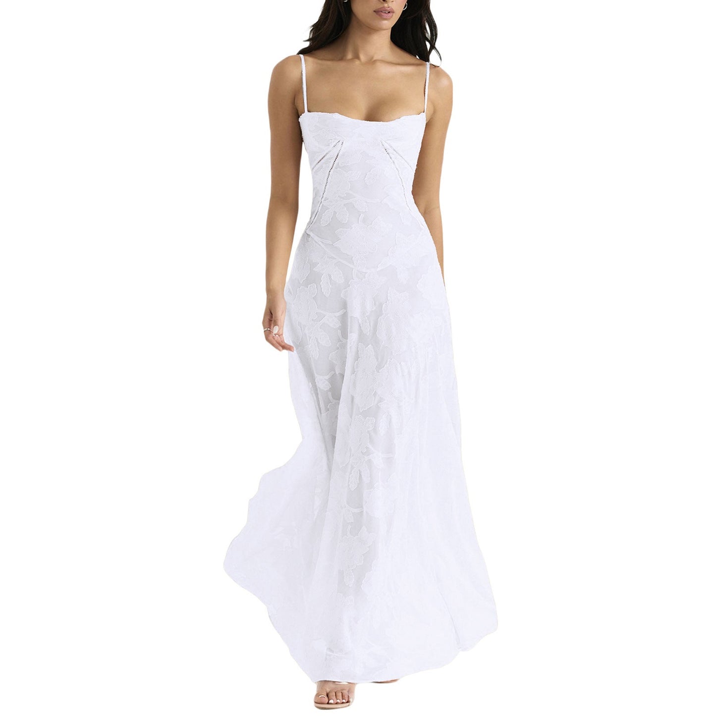 Abito lungo bianco elegante con spalline sottili, motivo floreale, indossato da una modella. Perfetto per cerimonie e occasioni speciali.