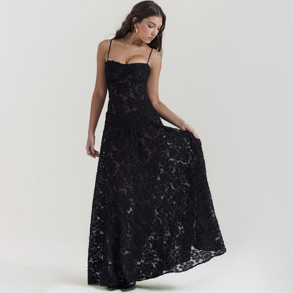 Donna in abito lungo nero elegante con pizzo, posa su sfondo neutro. Moda femminile, abbigliamento da sera, stile sofisticato.