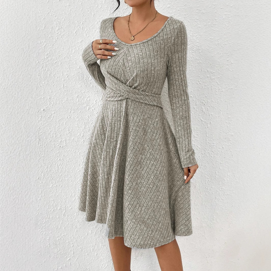 Abito grigio a coste con maniche lunghe e cintura intrecciata, stile casual elegante, perfetto per l'autunno.