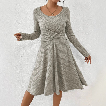 Abito maglione grigio a coste, maniche lunghe, scollo rotondo, design incrociato in vita, moda autunnale donna, elegante e casual.