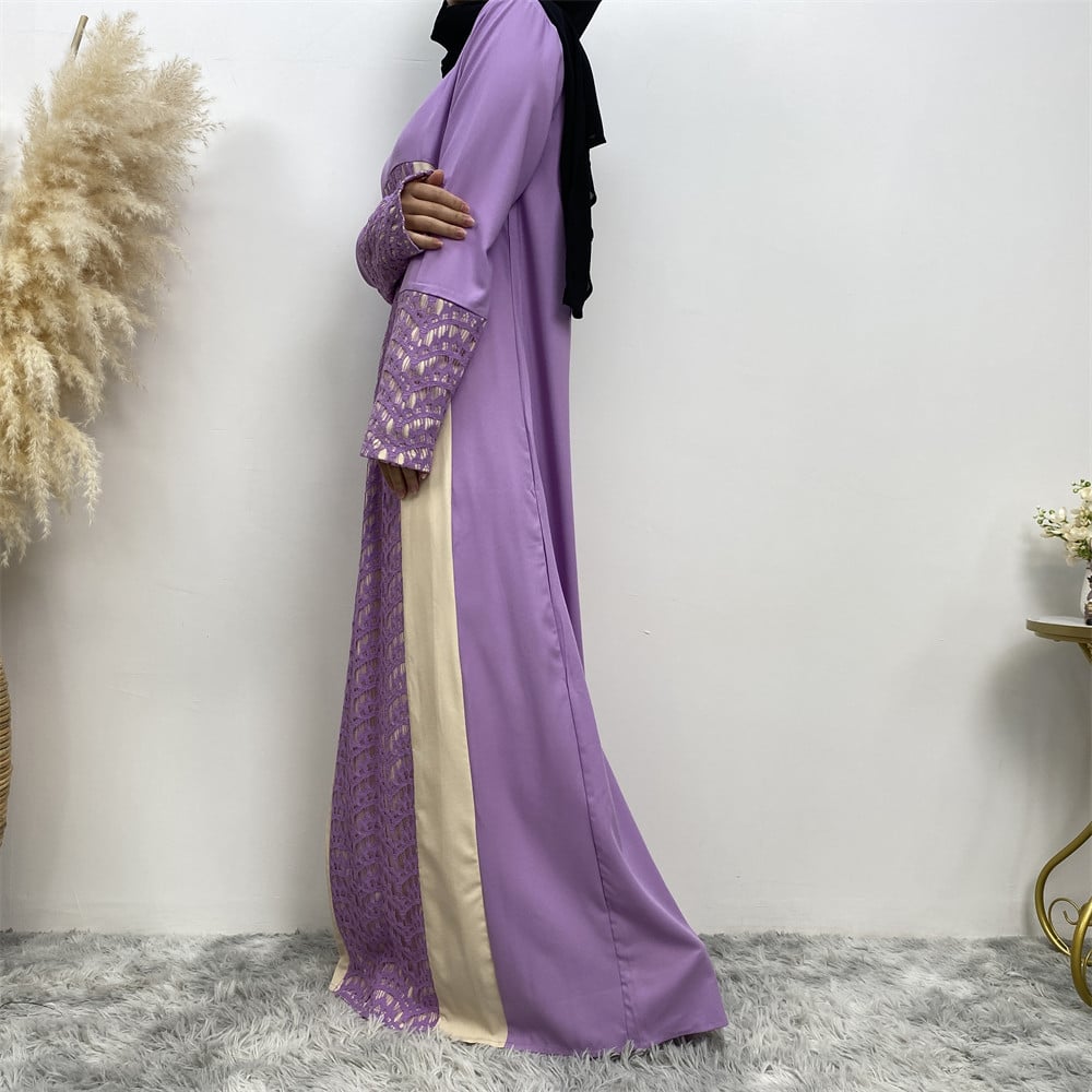 Abaya viola elegante con dettagli in pizzo, maniche lunghe, sfondo neutro, decorazione floreale, moda islamica, abbigliamento tradizionale femminile.
