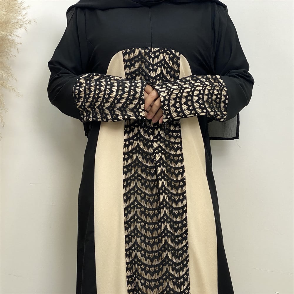 Abaya nera elegante con dettagli beige e motivo geometrico, maniche lunghe, design moderno. Abbigliamento tradizionale femminile islamico.