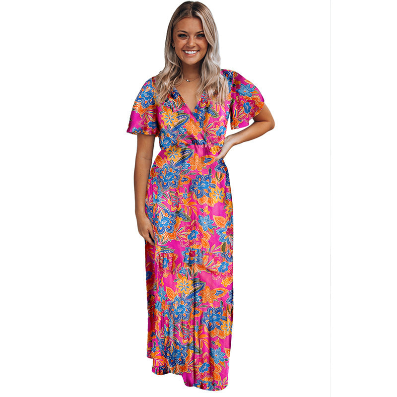 Donna sorridente in abito lungo floreale colorato, sfondo bianco. Moda estiva, abbigliamento femminile vivace, vestito casual elegante.