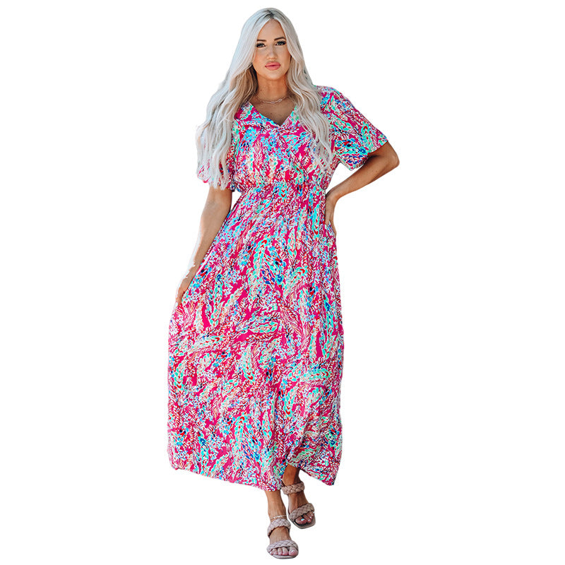 Donna con abito lungo floreale colorato, sfondo bianco. Moda estiva, vestito casual elegante, tendenze abbigliamento femminile 2023.