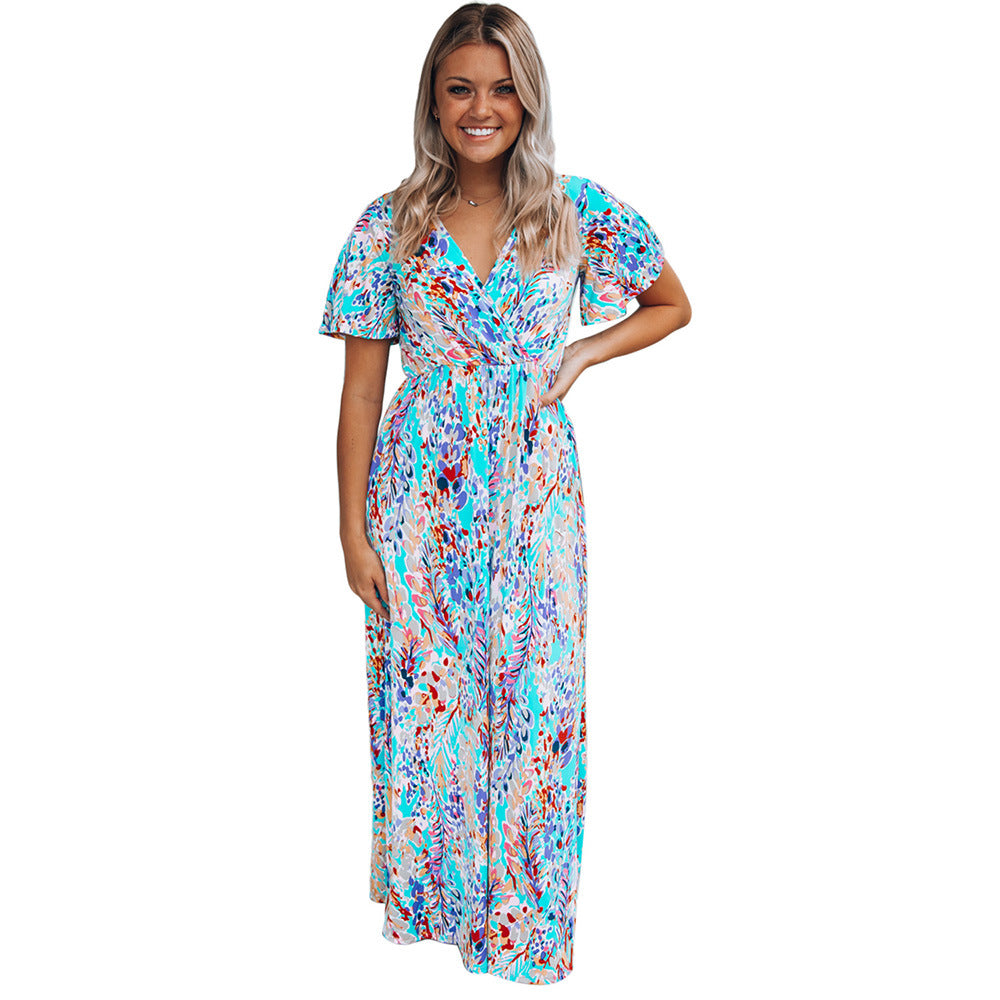 Donna con abito lungo estivo colorato, fantasia astratta blu e arancione, maniche corte, posa sorridente. Moda femminile, abbigliamento estivo.