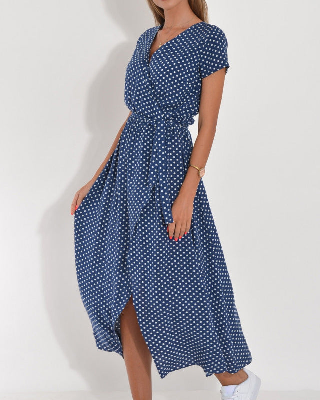 Abito estivo blu a pois bianchi, maniche corte, lunghezza midi, indossato da donna. Stile casual elegante, perfetto per la moda estiva.