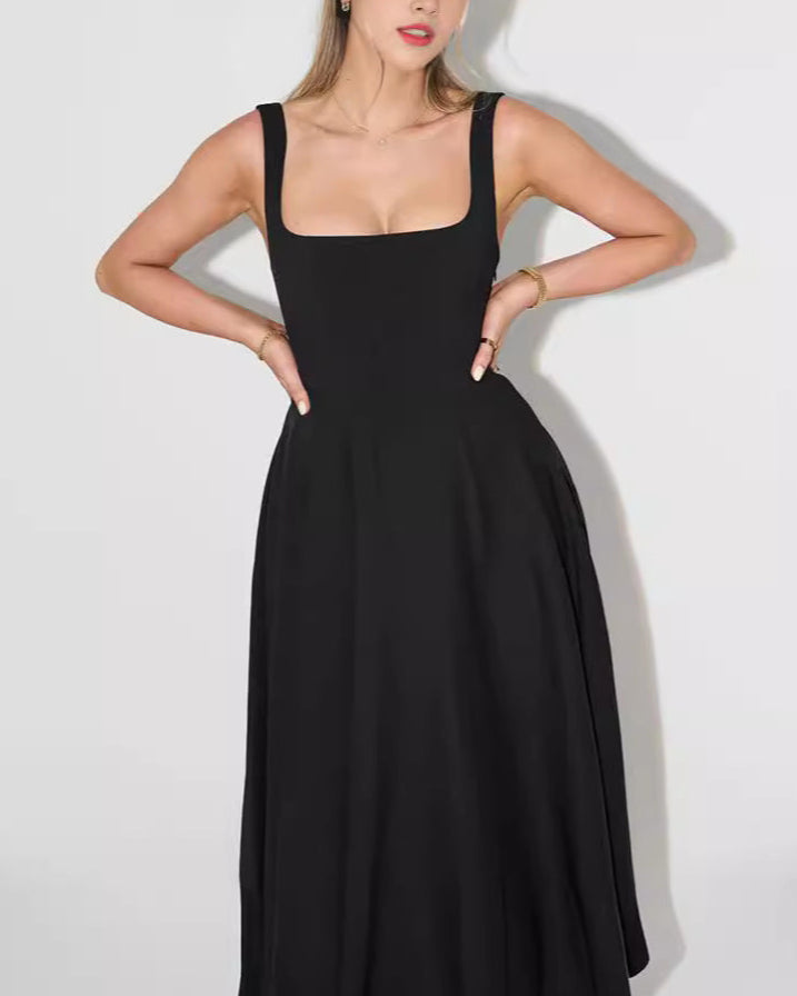 Donna in abito nero elegante, senza maniche, con scollo quadrato. Moda femminile, abbigliamento da sera, stile sofisticato.