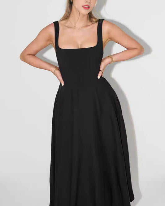Donna in abito nero elegante, senza maniche, con scollo quadrato. Moda femminile, abbigliamento da sera, stile sofisticato.