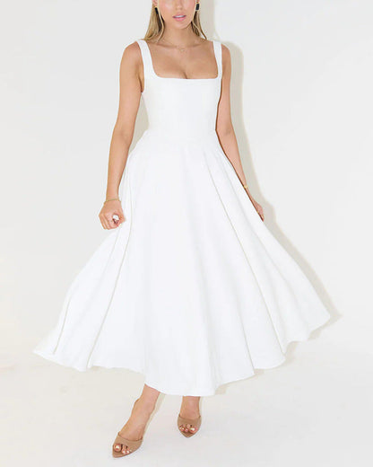 Abito bianco elegante da donna, lungo e senza maniche, con scollo quadrato. Perfetto per cerimonie e matrimoni. Moda femminile raffinata.