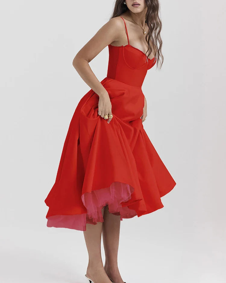 Donna in abito rosso elegante con corpetto aderente e gonna ampia, stile vintage. Moda femminile, abbigliamento da sera, tendenza 2023.