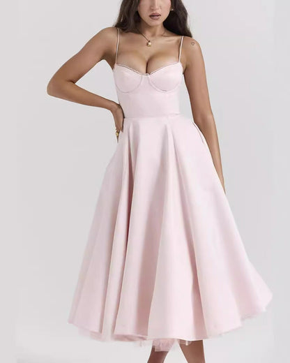 Abito rosa chiaro elegante con spalline sottili e scollatura a cuore, gonna ampia a pieghe, moda femminile, abbigliamento da sera sofisticato.