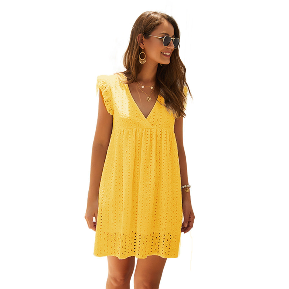 Donna con abito estivo giallo, occhiali da sole e orecchini a cerchio. Moda estiva, abbigliamento casual, stile elegante.