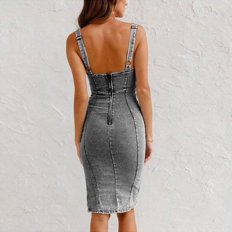 Donna in abito di jeans grigio senza maniche, con cerniera posteriore, su sfondo bianco. Moda femminile, abbigliamento casual elegante.