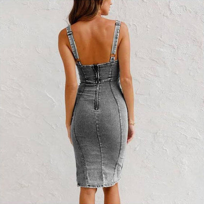 Donna in abito di jeans grigio senza maniche, con cerniera posteriore, su sfondo bianco. Moda femminile, abbigliamento casual elegante.