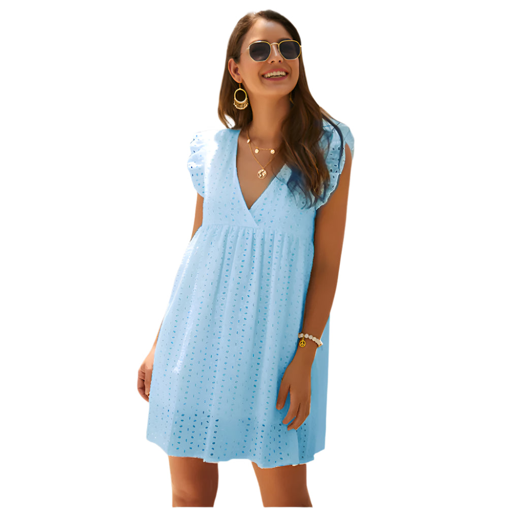 Donna sorridente con abito estivo azzurro, occhiali da sole e gioielli dorati. Moda estiva, abbigliamento femminile elegante, look casual chic.