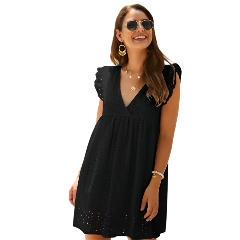 Donna con abito nero estivo, occhiali da sole e gioielli dorati. Moda femminile elegante, abbigliamento casual chic, tendenze estive 2023.