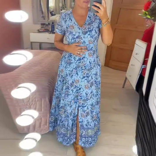 Donna in abito lungo floreale blu, specchio illuminato, camera da letto moderna. Moda estiva, abbigliamento casual, selfie allo specchio.