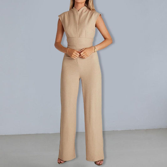 Donna in tuta elegante beige, senza maniche, con pantaloni a gamba larga. Moda femminile, abbigliamento chic, stile minimalista.