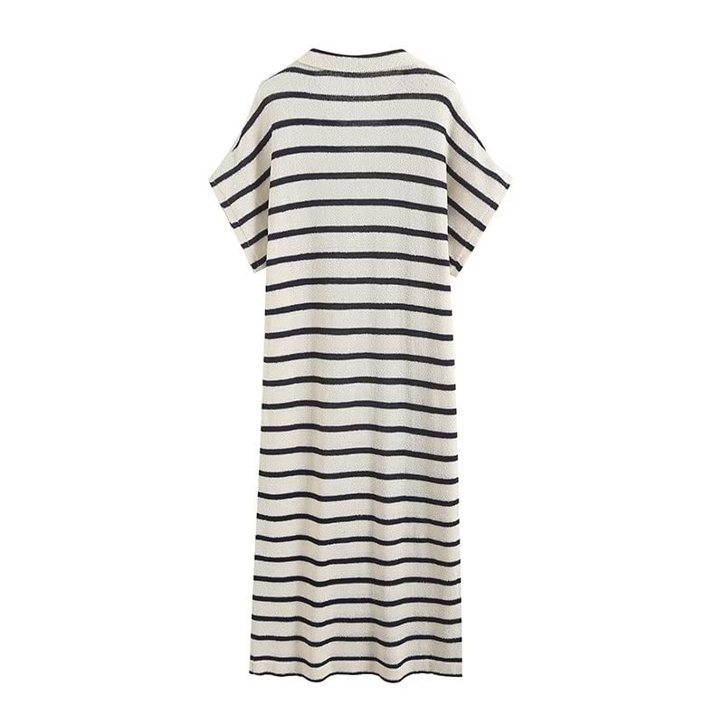 Abito lungo a righe bianche e nere, maniche corte, stile casual. Perfetto per l'estate, moda donna, tessuto leggero e confortevole.