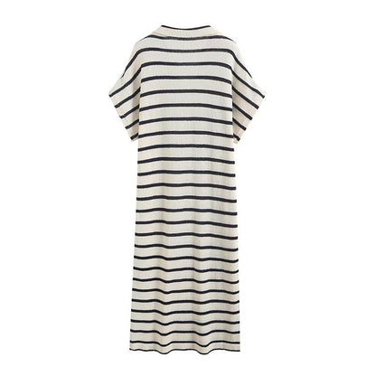 Abito lungo a righe bianche e nere, maniche corte, stile casual. Perfetto per l'estate, moda donna, tessuto leggero e confortevole.