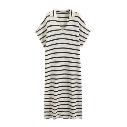Abito lungo a righe bianche e nere, maniche corte, scollo a V, stile casual estivo. Perfetto per moda donna, abbigliamento estivo, tendenze 2023.
