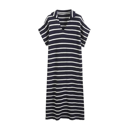 Abito lungo a righe bianche e blu scuro, maniche corte, scollo a V, stile casual estivo. Perfetto per moda donna, tendenze 2023.
