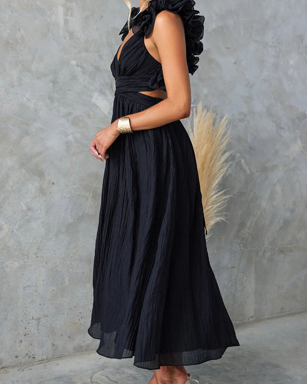 Abito lungo nero elegante con spalline arricciate, design senza maniche, sfondo grigio. Moda donna, abbigliamento da sera sofisticato.