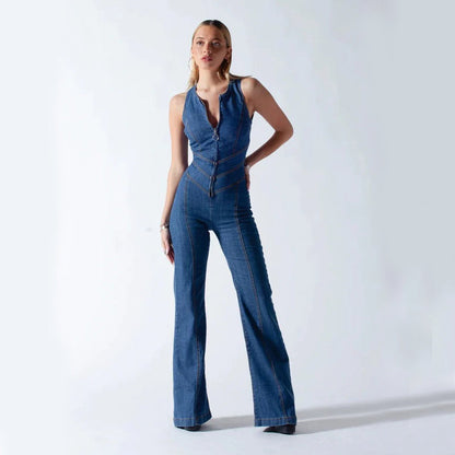 Donna in tuta di jeans a zampa, senza maniche, con scollo a V, posa su sfondo bianco. Moda femminile, abbigliamento casual elegante.