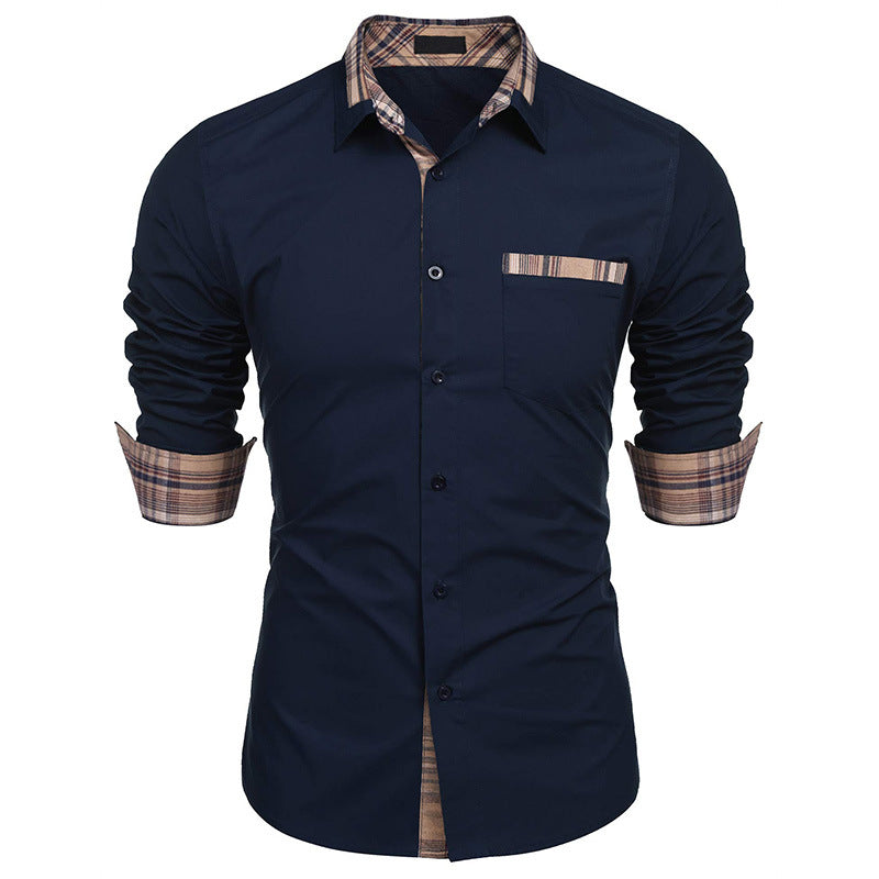 Camicia uomo blu scuro con dettagli a quadri marroni su colletto, polsini e taschino. Moda elegante, abbigliamento maschile casual.