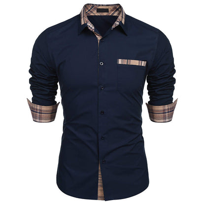 Camicia uomo blu scuro con dettagli a quadri marroni su colletto, polsini e taschino. Moda elegante, abbigliamento maschile casual.