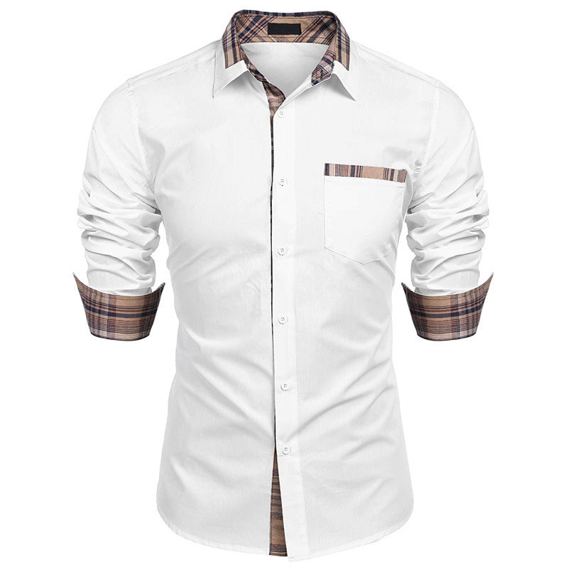 Camicia bianca da uomo con dettagli a quadri marroni su colletto e polsini, maniche lunghe arrotolate, taschino frontale. Elegante e casual.