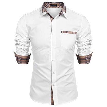Camicia bianca da uomo con dettagli a quadri marroni su colletto e polsini, maniche lunghe arrotolate, taschino frontale. Elegante e casual.
