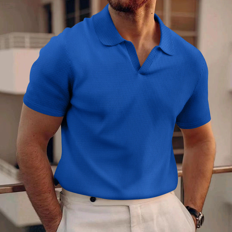 Uomo con polo blu, maniche corte, su balcone. Moda maschile estiva, abbigliamento casual elegante, tendenza 2023.
