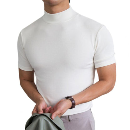 Maglietta bianca a collo alto, maniche corte, indossata da uomo. Stile casual ed elegante, ideale per moda maschile e abbigliamento estivo.