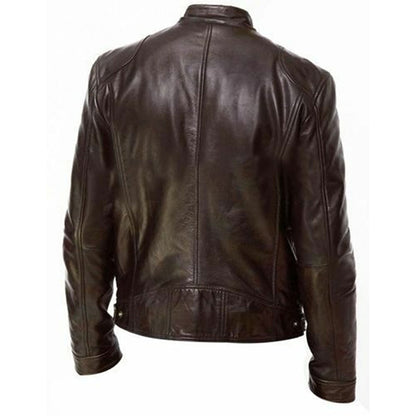 Giacca in pelle marrone scuro vista posteriore, design classico, colletto rialzato, cuciture dettagliate. Moda uomo, abbigliamento autunnale.