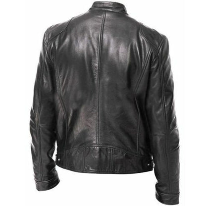Giacca in pelle nera da uomo, stile motociclista, vista posteriore. Design elegante, cuciture dettagliate, ideale per moda casual e urbana.