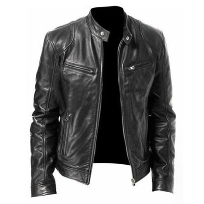 Giacca in pelle nera da uomo, stile motociclista, con cerniere e tasche frontali. Moda maschile, abbigliamento casual, giacca biker elegante.
