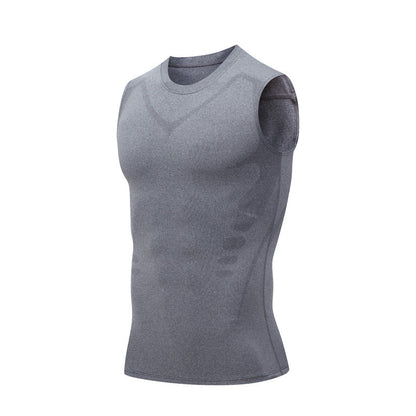 Canotta sportiva grigia senza maniche, tessuto traspirante, design aderente, ideale per allenamento, palestra, fitness, abbigliamento tecnico uomo.