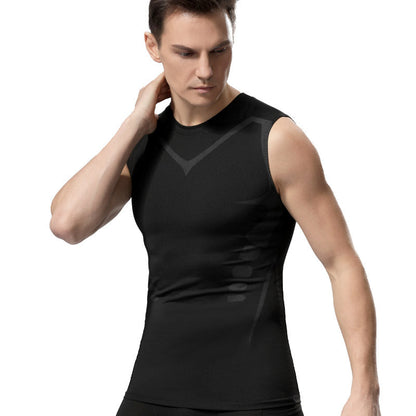 Uomo in canotta sportiva nera aderente, design senza maniche, ideale per fitness e allenamento. Tessuto traspirante e elasticizzato.