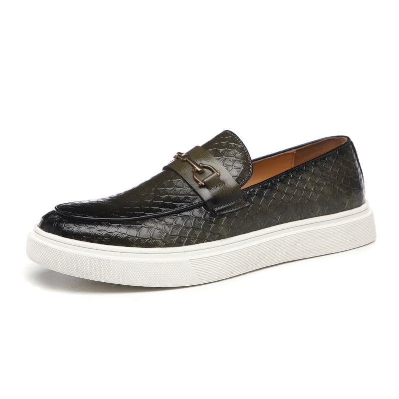 Mocassino uomo in pelle verde scuro con motivo a squame, suola bianca spessa, fibbia decorativa. Scarpe eleganti e casual, moda maschile.